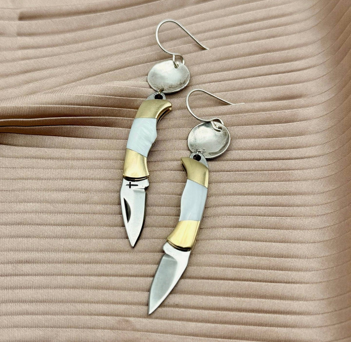 The Billie Earrings (Mother Of Pearl-Silver W/Circle)